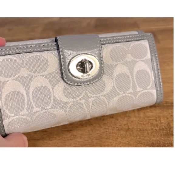COACH 43609 Gray/Silver Turnlock Signature Slim Envelope Flap Wallet - Picture 1 of 12